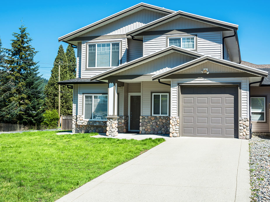 Pressure washing driveways in Olathe Kansas