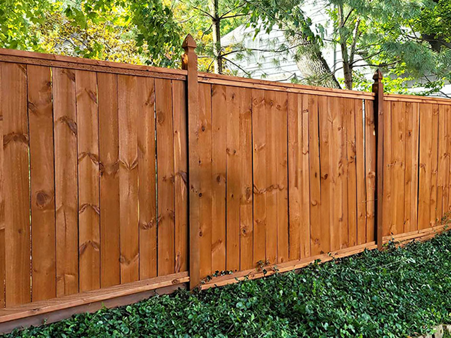 Wood fence contractor in Olathe Kansas